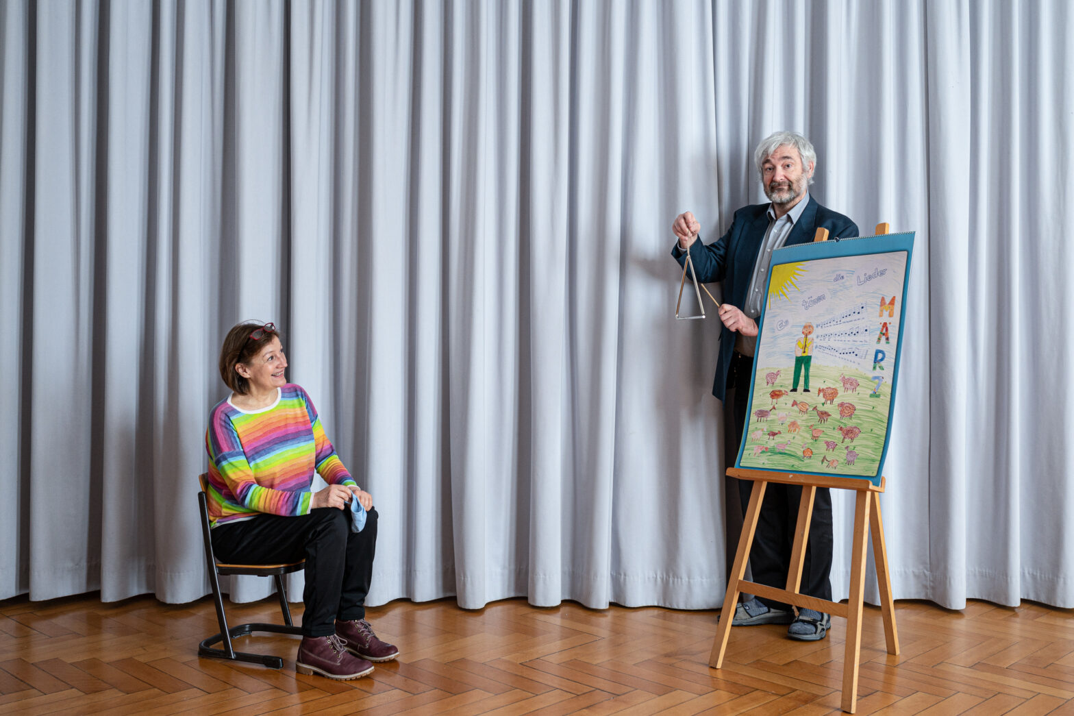 Schulleiterin Maritta Beuchel und der Vorsitzende des Fördervereins Niels Carstensen präsentieren den neu beschafften Liederkalender.