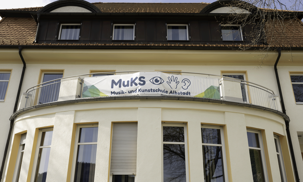 Logo auf MuKS Balkon - real
