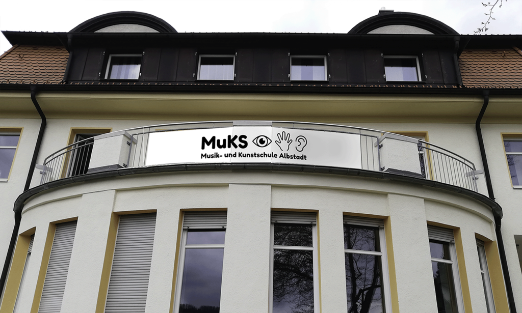 MuKS Logo am Balkongeländer - Fotomontage