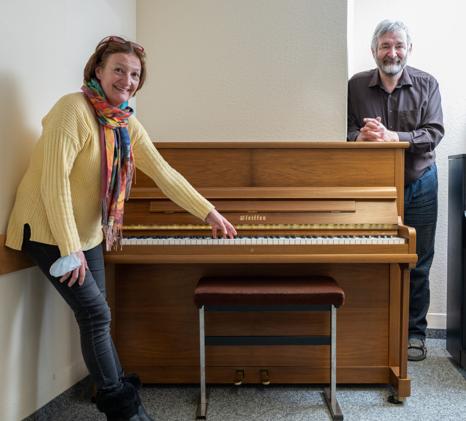 Maritta Beuchel und Niels Carstensen stellen das gespendete Pfeiffer Klavier vor.