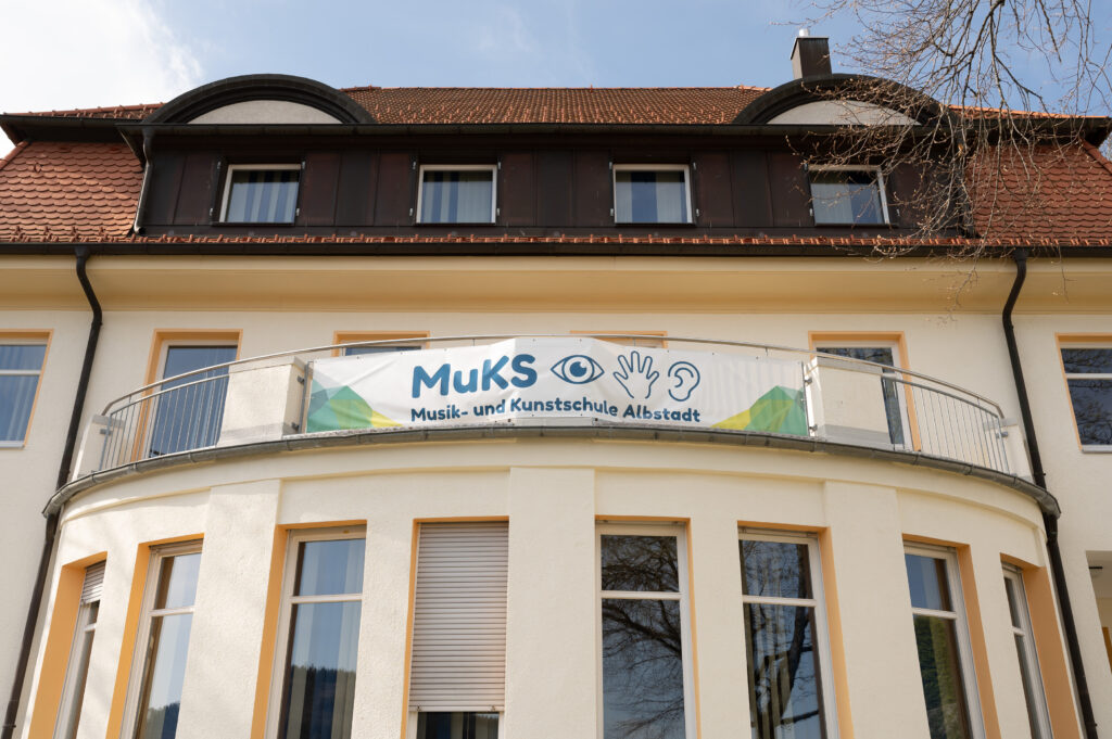 Das Gebäude der Musik- und Kunstschule mit dem neuen Logo.