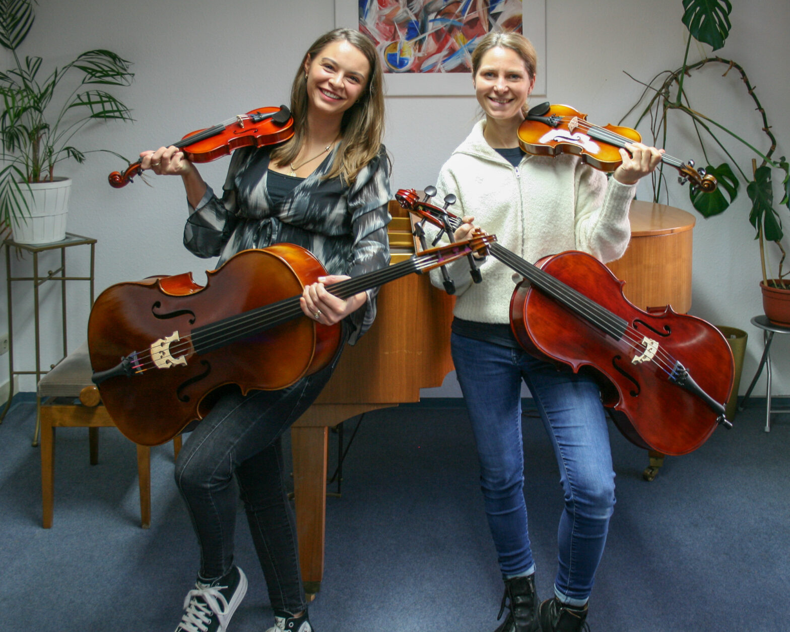 Blerta Namani und Dorothee Bahn präsentieren die neu erworbenen Instrumente.